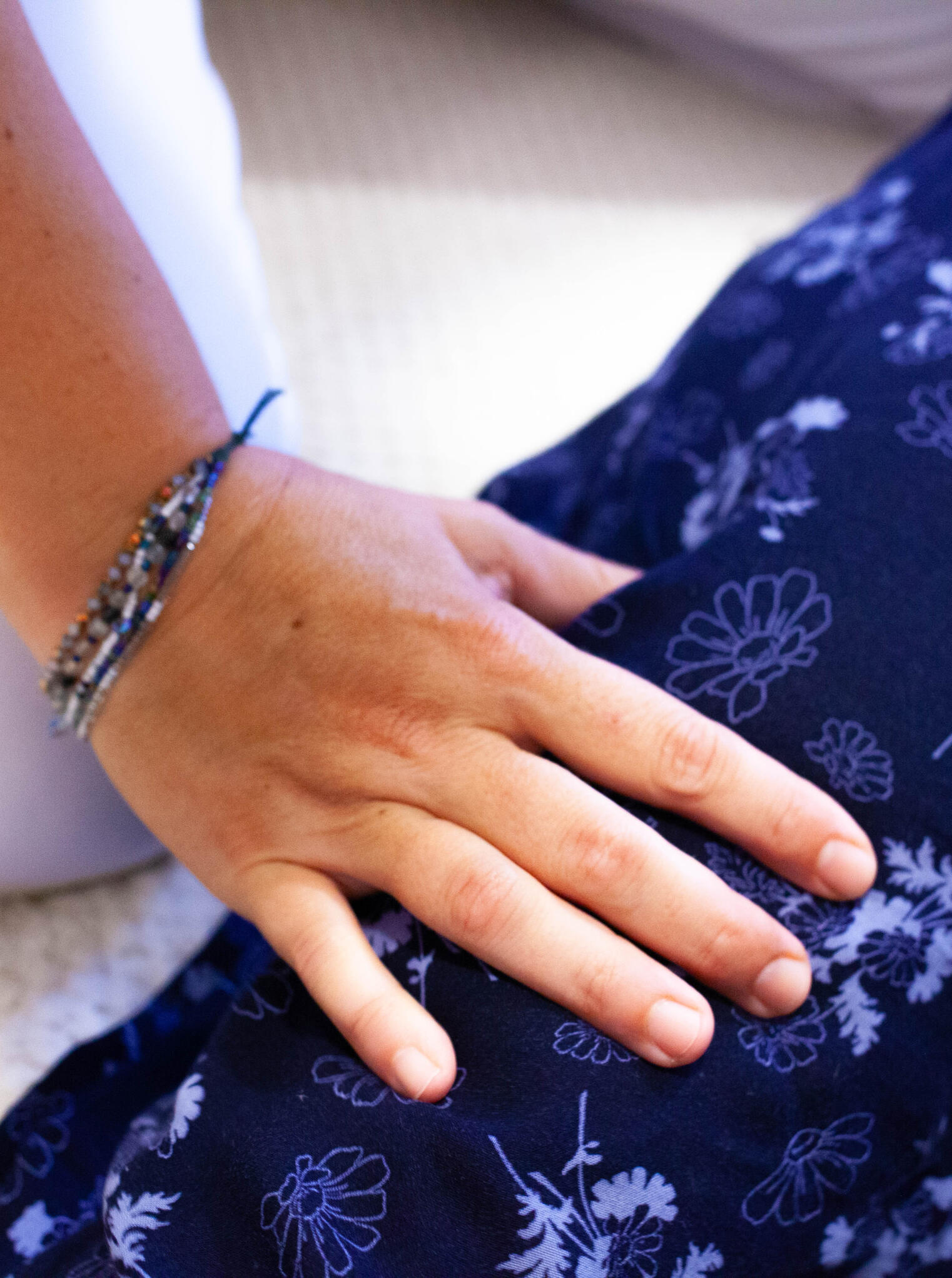 Detail ruky terapeuta během shiatsu masáže zaměřené na harmonizaci energie a uvolnění napětí. Přirozený dotyk pomáhá obnovit rovnováhu těla i mysli.